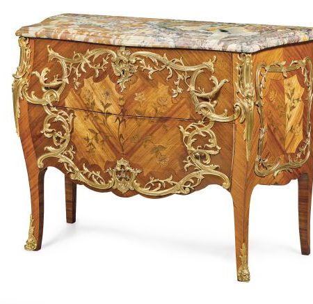 Salon chest of drawers on the side