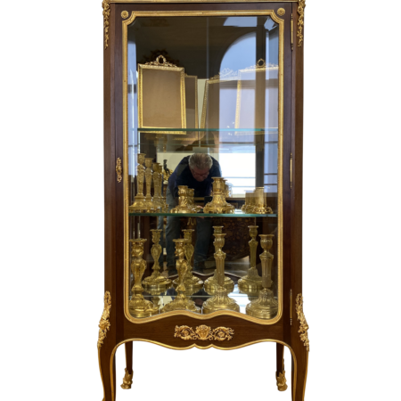 Kleine Vitrine im Louis XVI Stil