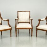 Satz von drei Armsesseln vorne