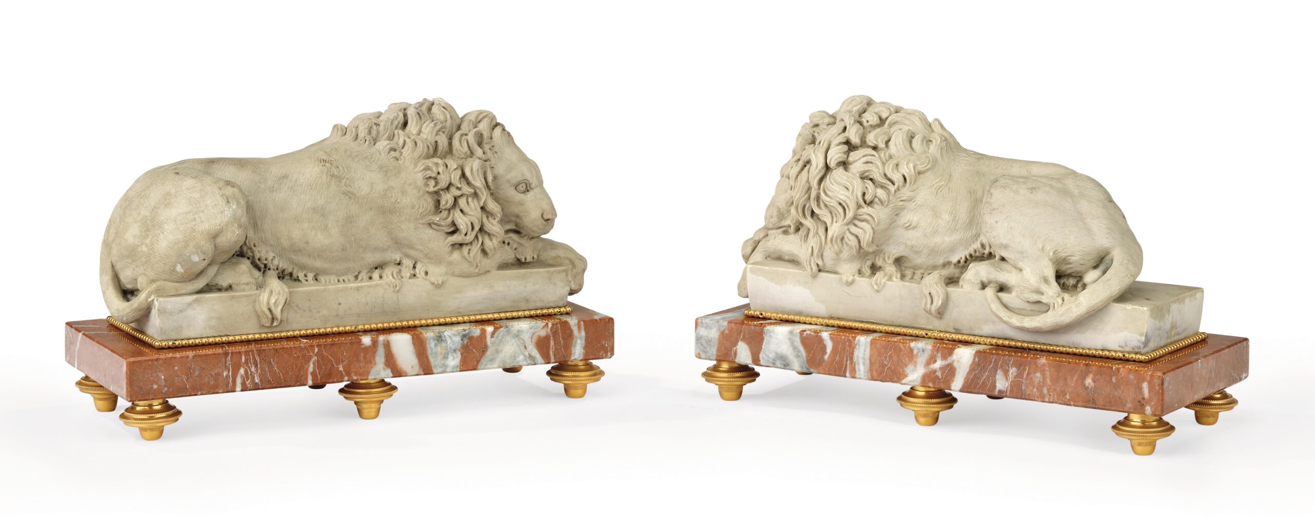 Dekoratives Paar liegender Löwen